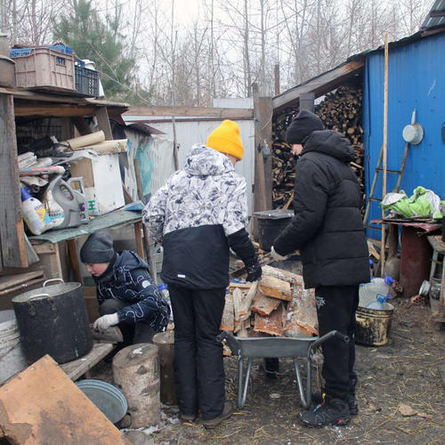 Юные волонтеры в приюте «Мокрый нос»